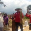 Cabup Acep berfoto bersama dengan petani